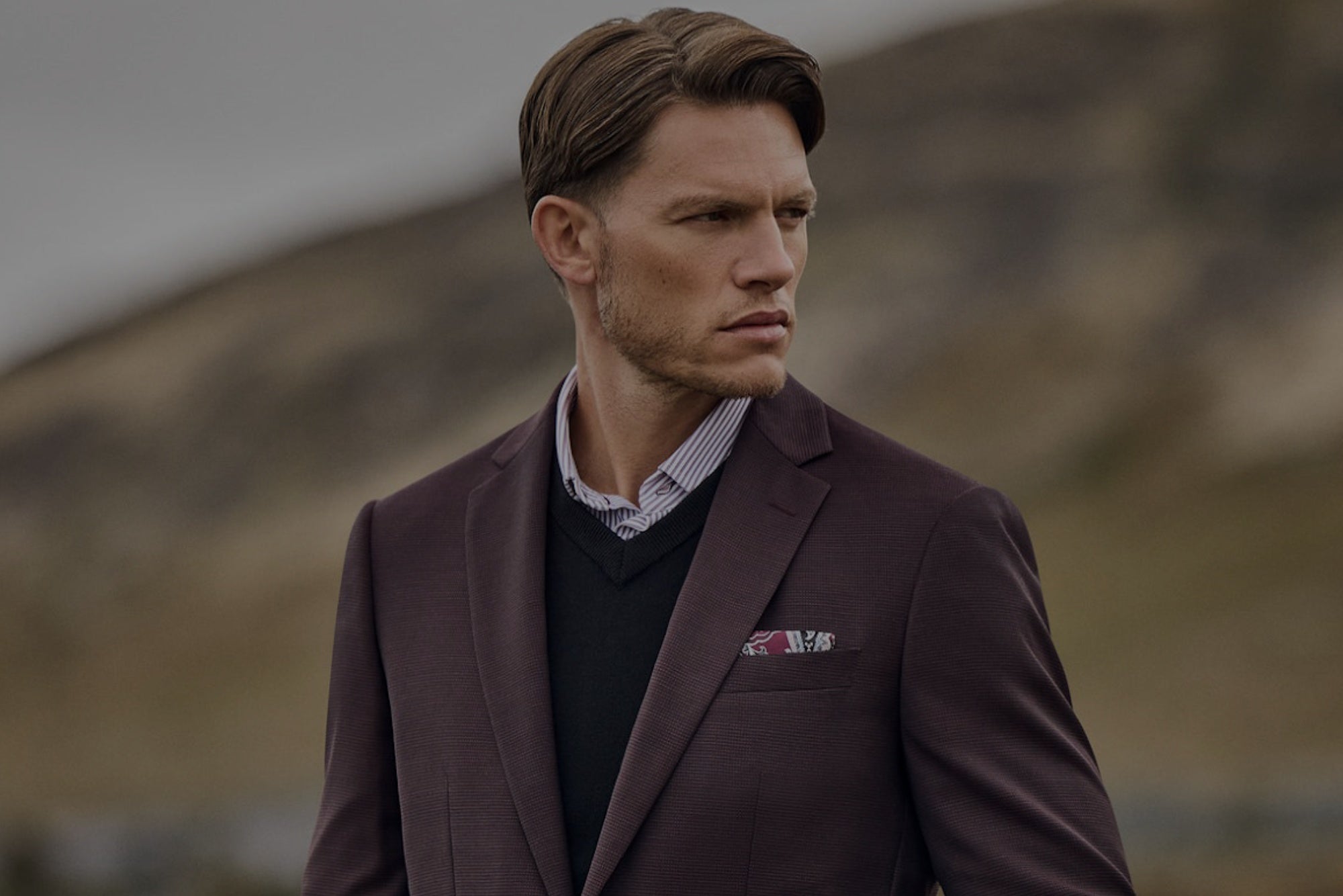 Comment un homme doit-il assortir les couleurs de ses vêtements pour un look chic décontracté au bureau?